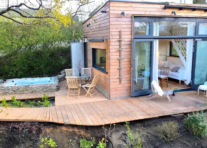 Tinyhouse Minimalus Iii Mit Whirlpool Im Gruenen Hébergement de vacances Dessighofen