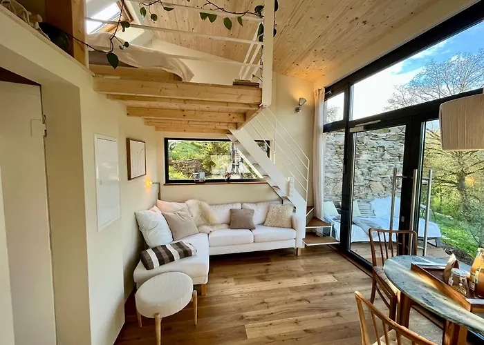 Tinyhouse Minimalus Iii Mit Whirlpool Im Gruenen Dessighofen